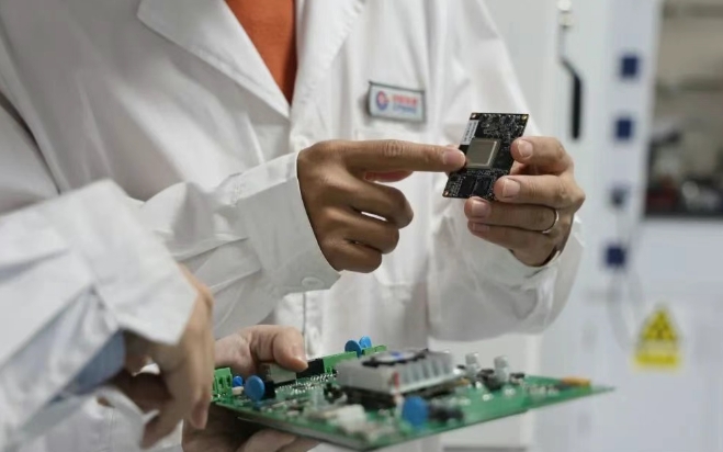 中国海油工程人员展示基于飞腾CPU开发的设备主板 中国海油工程人员展示基于飞腾CPU开发的设备主板